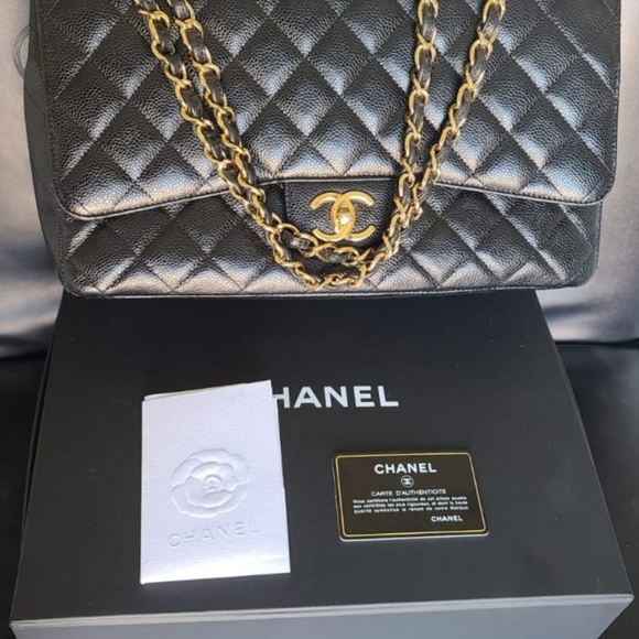 CHANEL 2011 Timeless Maxi Jumbo shoulder bag - Picture 2 of 13